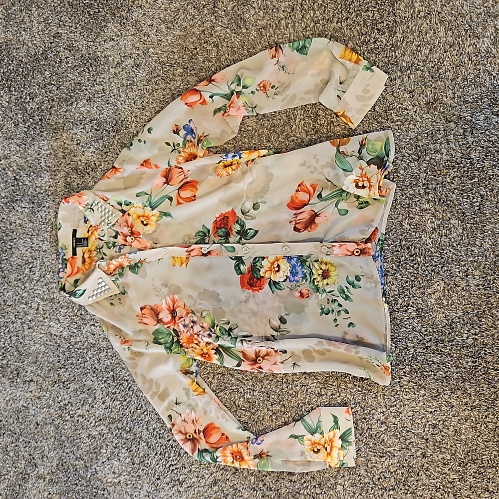 🛍 Forever 21 sheer floral print button up blouse nailhead embellishmen small